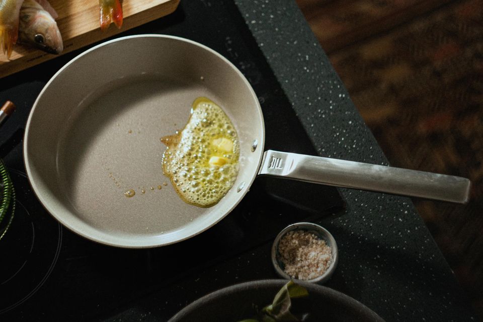 Beschichtete Pfanne reinigen [SCHÖNER WOHNEN]