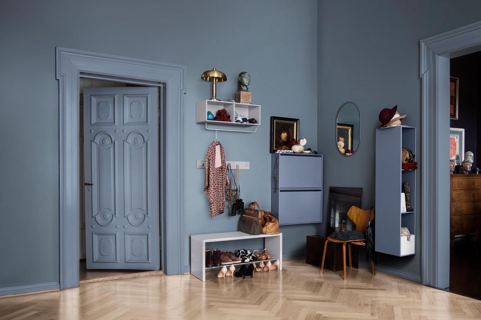 Blauer Flur mit blauen Wänden, Türen und Wandschränken