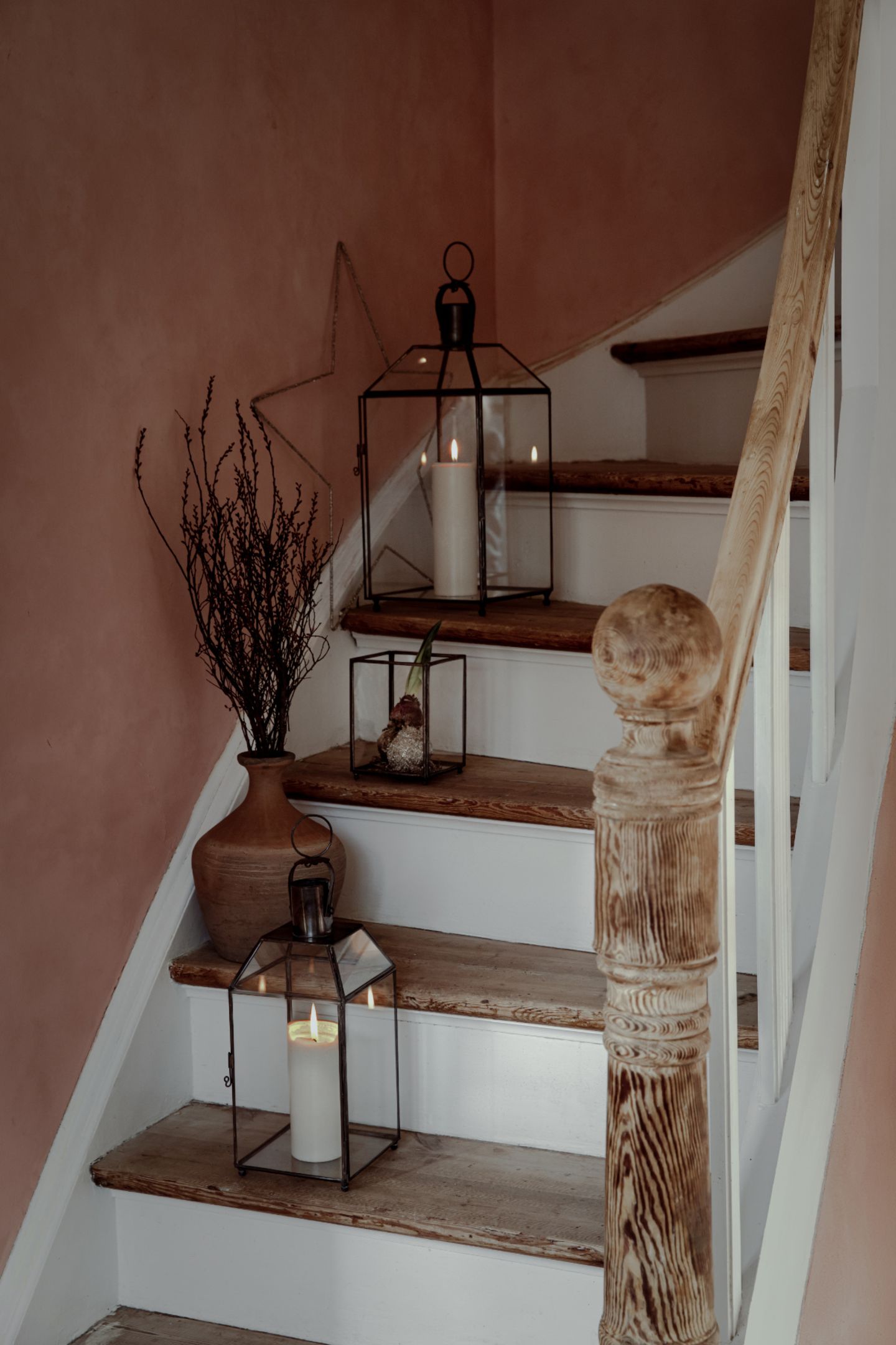 Mit großen Windlichtern dekorierte Treppe