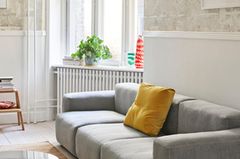 Luxus Sofa von Hay in der Farbe grau neben einem Fenster