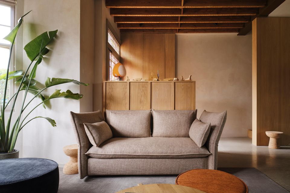 Sofa "Mariposa" von Vitra in hellbraun neben einer Zimmerpflanze und vor einem Raumteiler