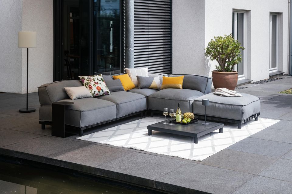Outdoor Sofa aus der SCHÖNER WOHNEN-Kollektion auf einer großen Terrasse