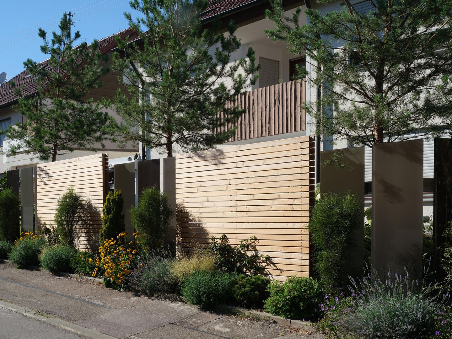 Mit Holzlatten einen günstigen Holzzaun bauen [SCHÖNER WOHNEN]