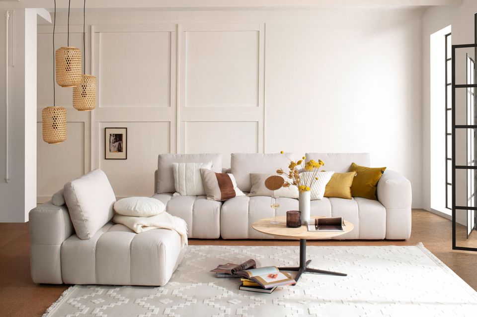 Das behagliche Sofa Elements aus der SCHÖNER-WOHNEN-Kollektion schafft eine Oase der Entspannung, in der die Zeit stillzustehen scheint. Mit seinen modular anpassbaren Elementen können Sie ganz nach Belieben für Abwechslung im Wohnzimmer sorgen – perfekt für den Slow-Living-Wohntrend.