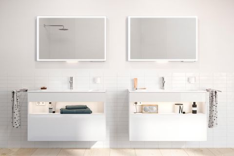 Helles Bad mit zwei großen Spiegeln und zwei weißen Waschtischunterschränken