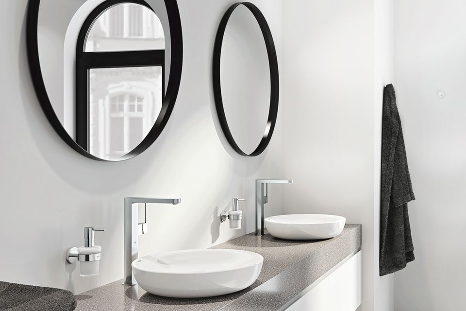 Badezimmer mit Waschtischen in Schwarz und Weiß
