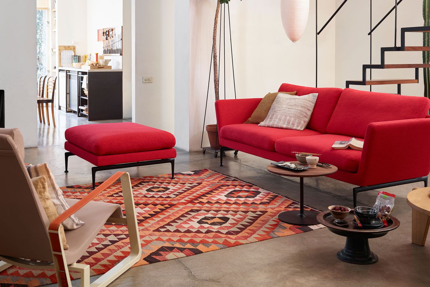 Rotes Sofa kombinieren – so klappt's