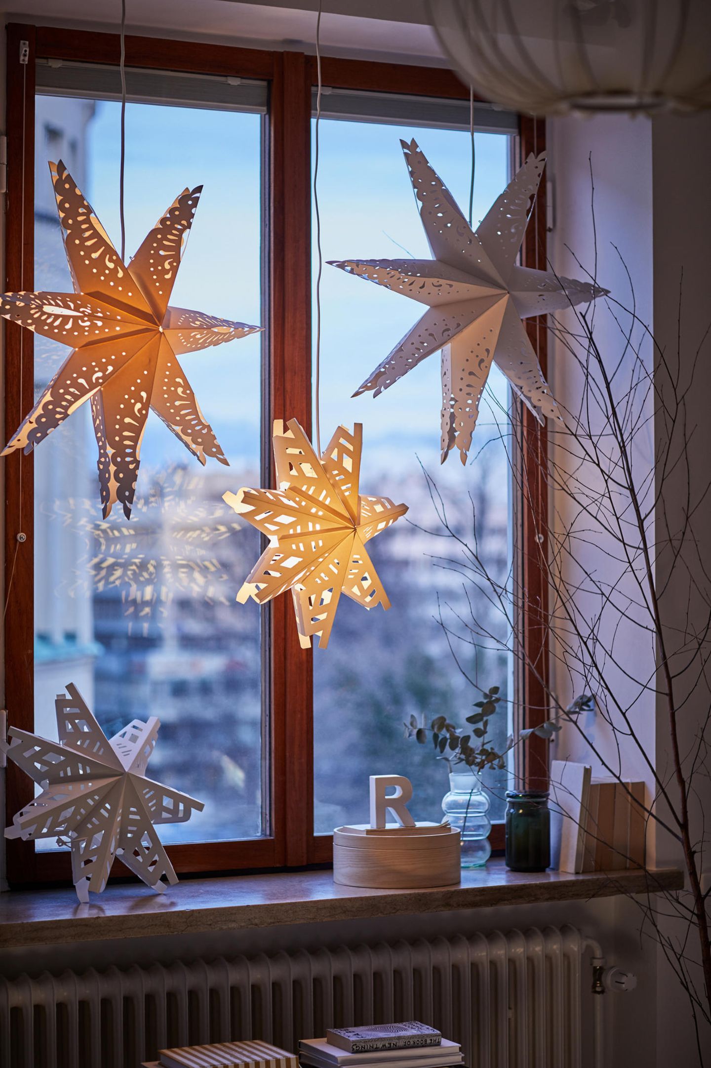 Fensterbankdeko mit Sternen