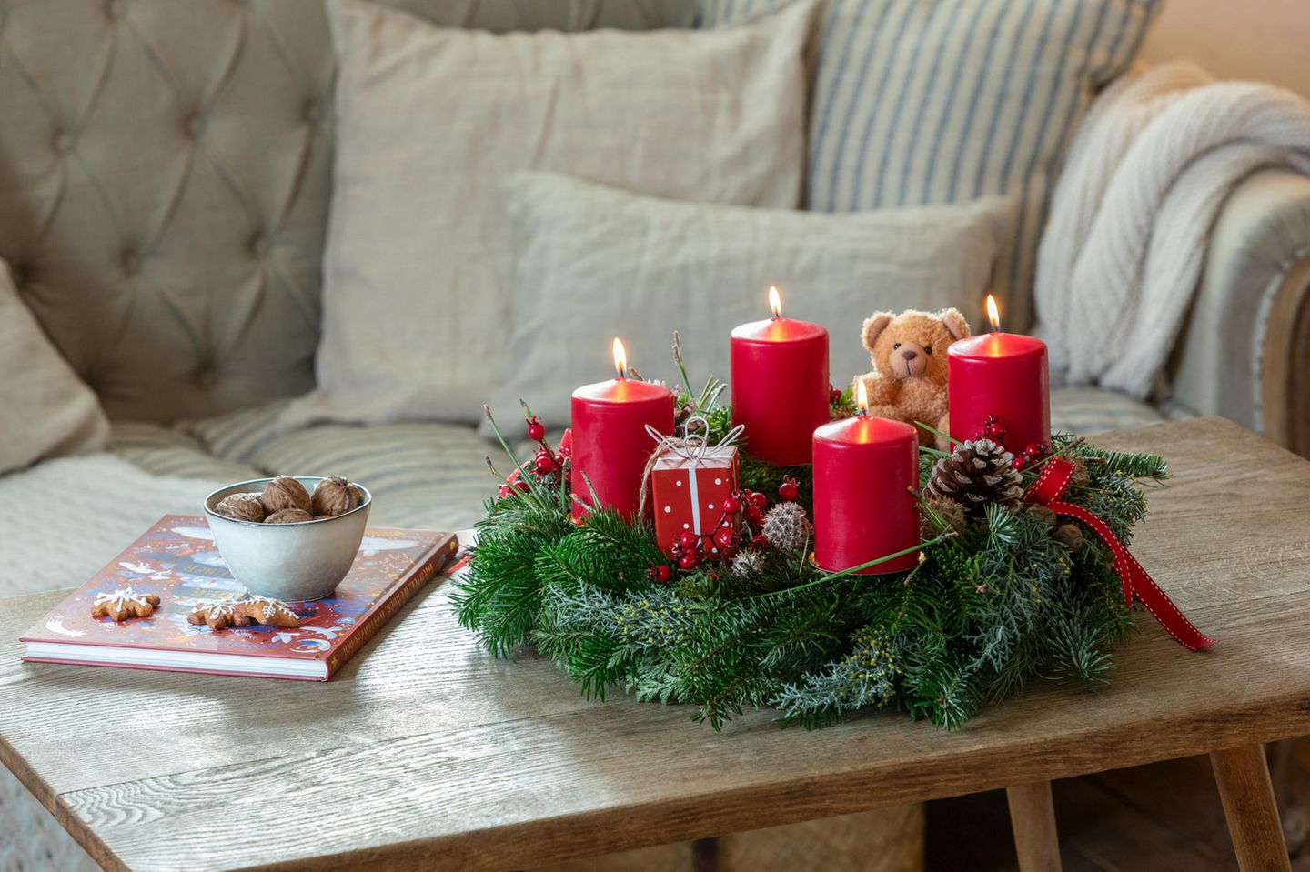 So festlich kann Nostalgie aussehen: Klassischer Adventskranz mit Teddy & Schleifen