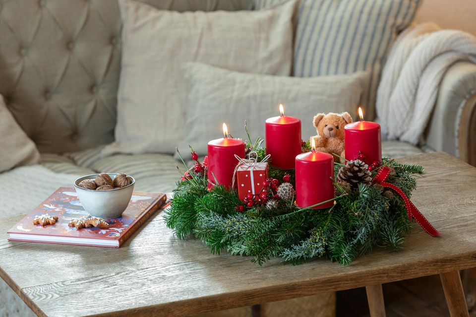Klassischer Adventskranz mit verspielter Deko [SCHÖNER WOHNEN]
