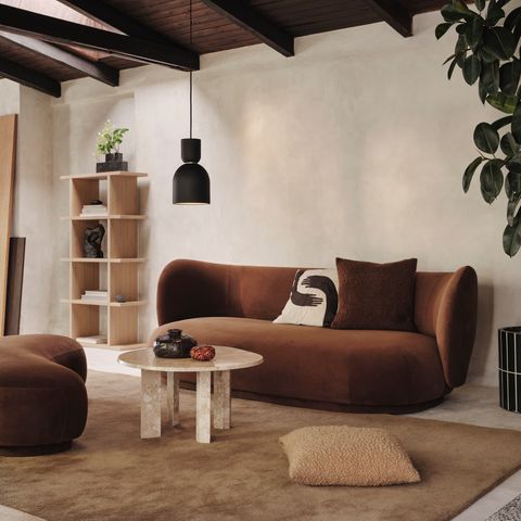 Wohnzimmer im Brauntönen eingerichtet