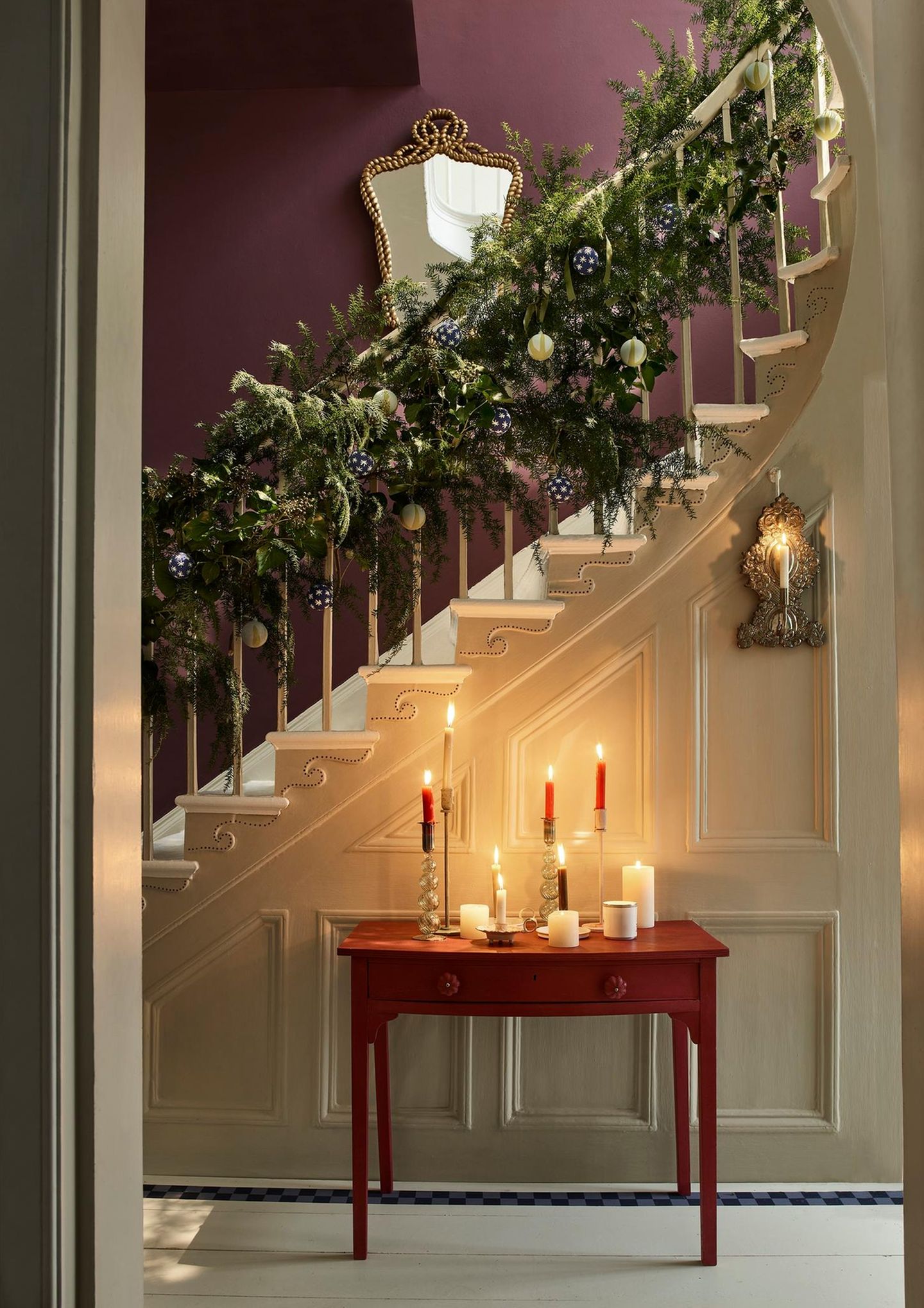 Die Treppe weihnachtlich dekorieren