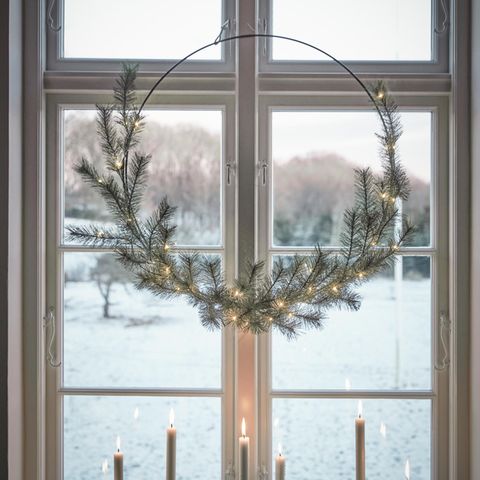 Die Fensterbank weihnachtlich dekorieren – so wird's festlich