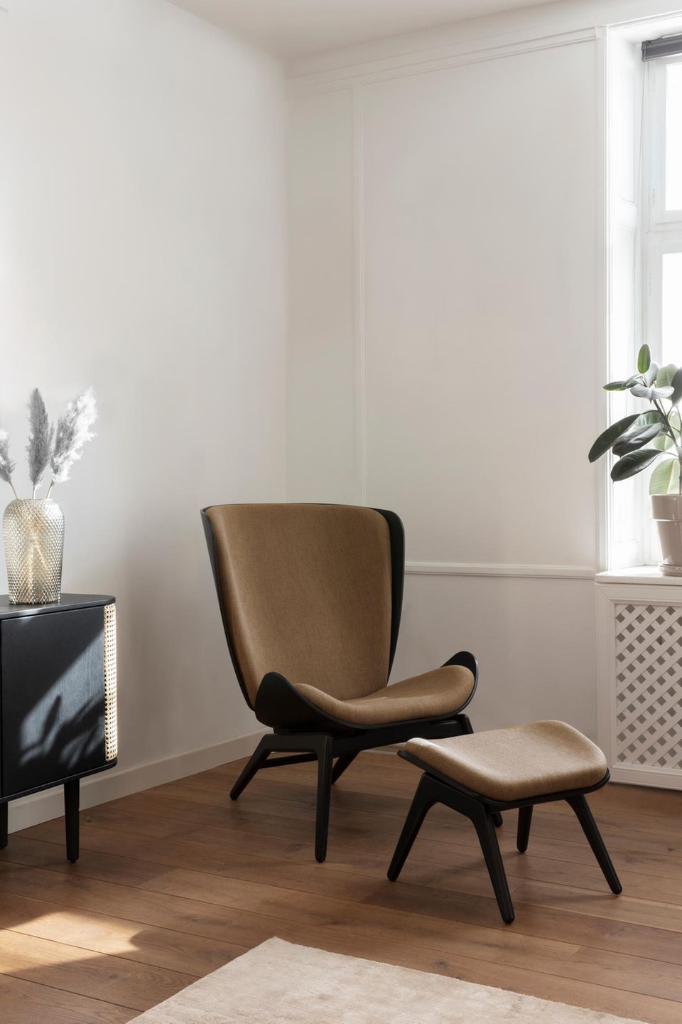 Brauner Lesesessel im Wohnzimmer - [SCHÖNER WOHNEN]
