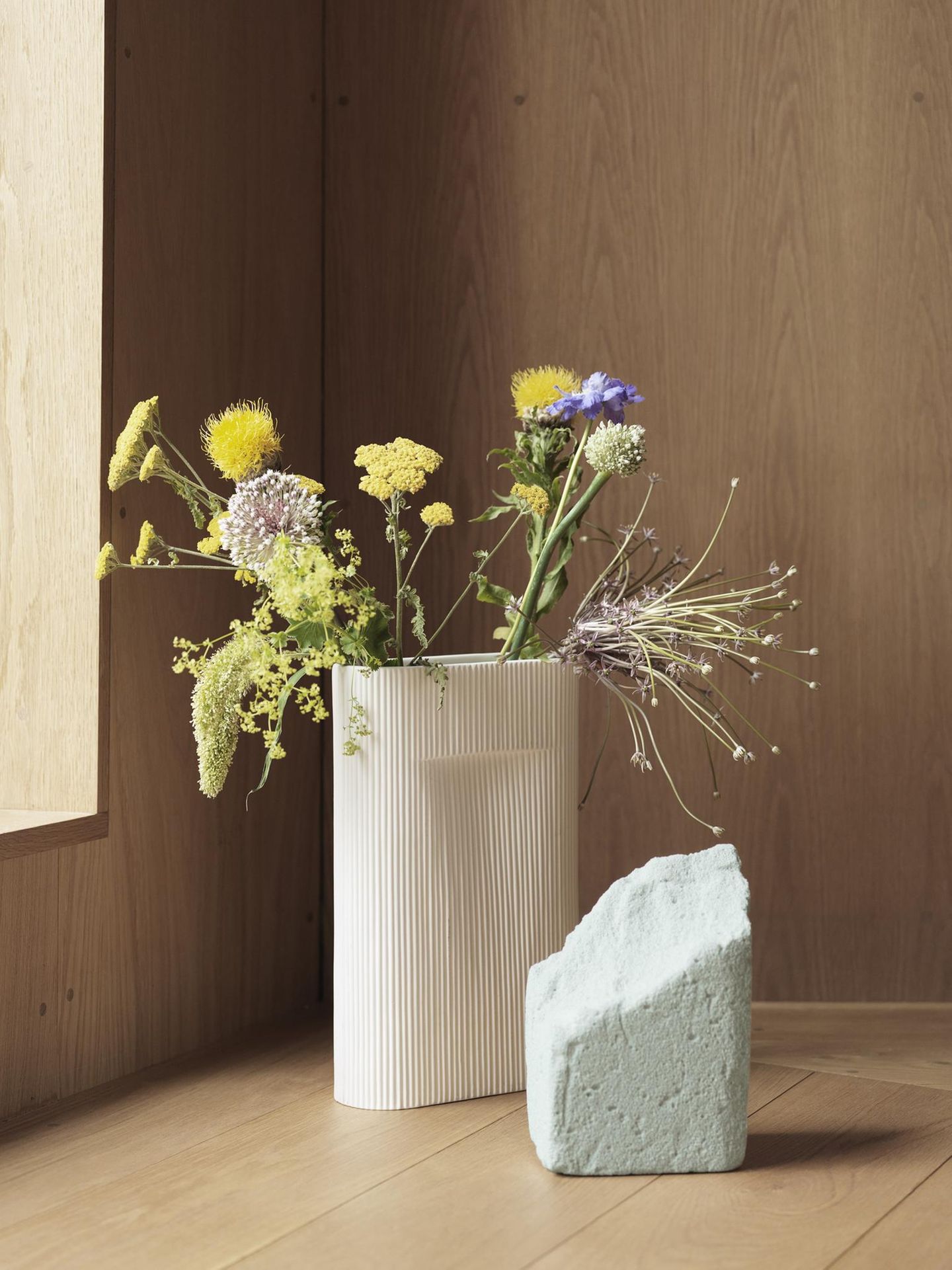 Schmale, hohe Bodenvase