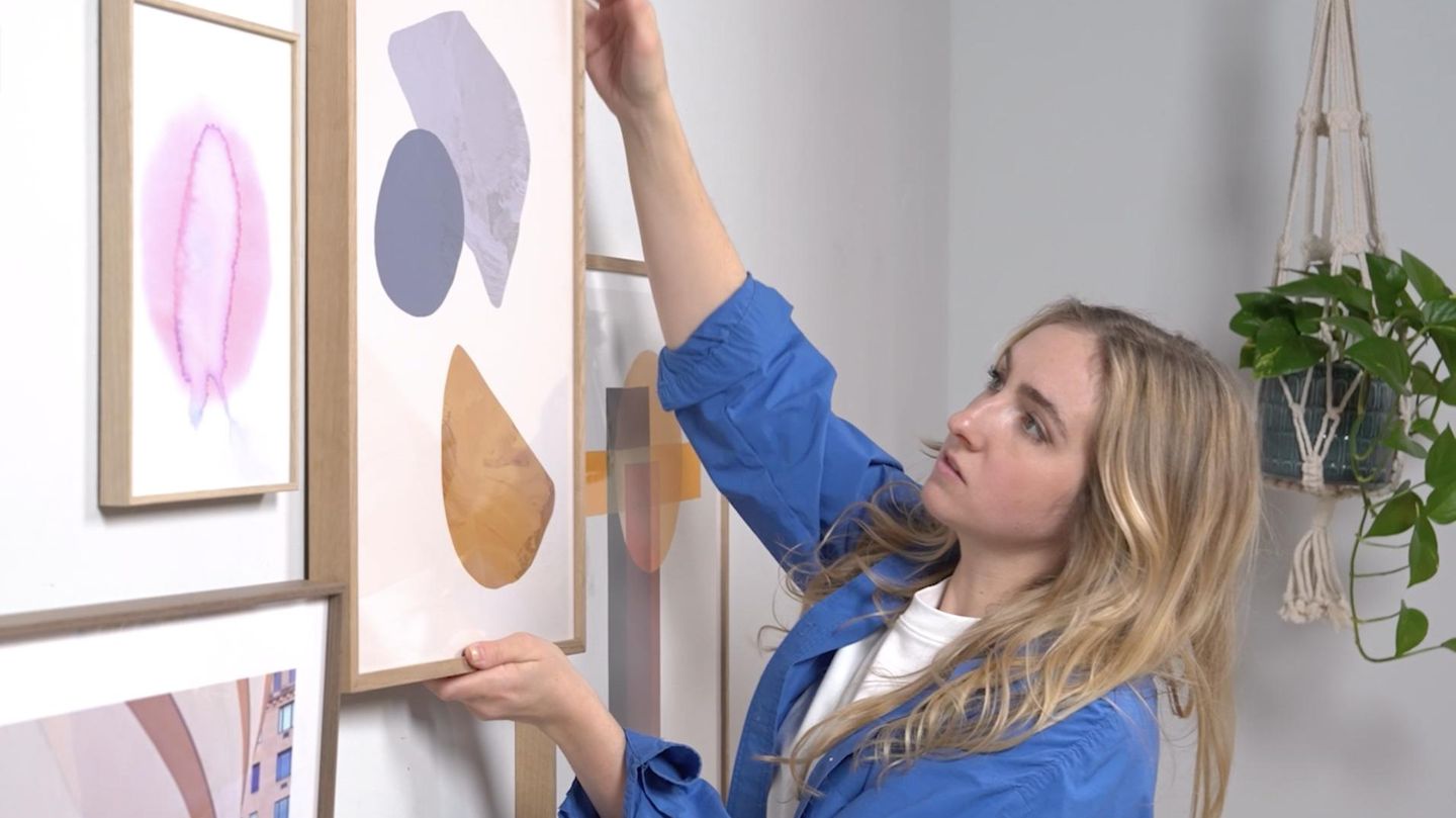 VIDEO: Bilder aufhängen ohne Bohren – Anleitung & Tipps - [SCHÖNER WOHNEN]