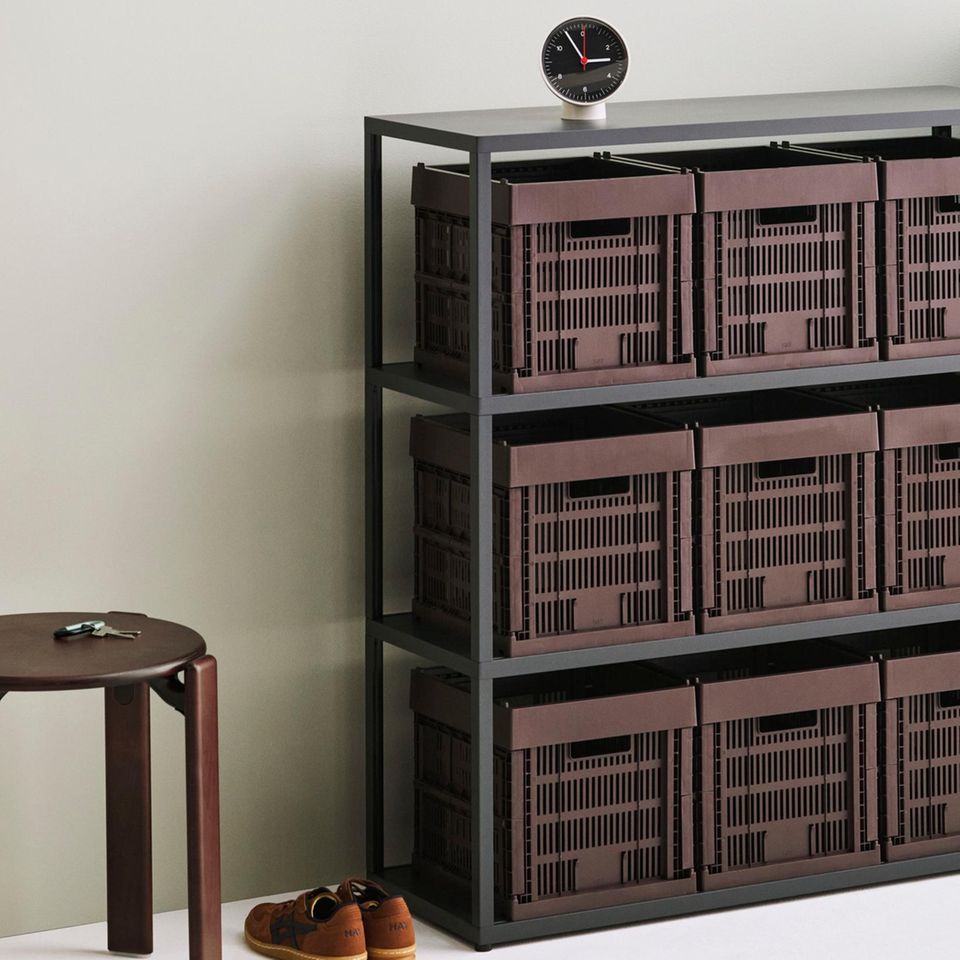 Bordeaux-farbene Colour Crate Boxen von Hay in einem Regal neben einem Stuhl