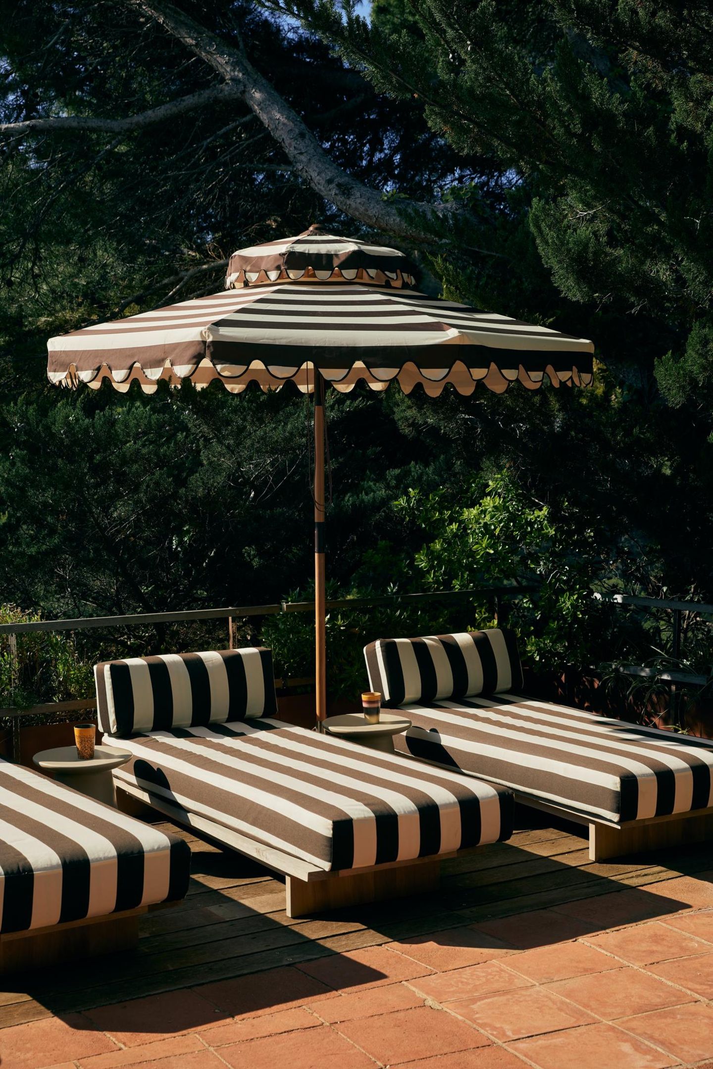 Outdoor-Trend: Deko & Möbel in Schwarz-Weiß