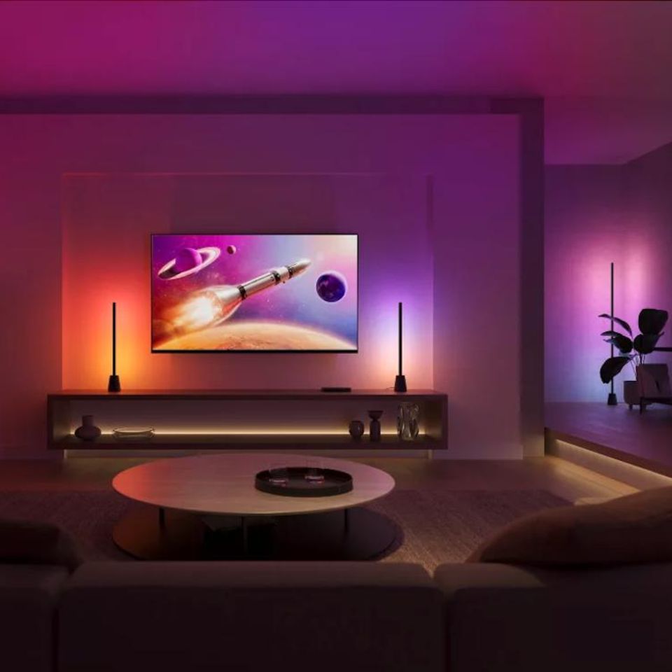 Atmosphärisches Wohnzimmer als Heimkino in bunten RGB-Farben dank "Hue Play"-Leuchten