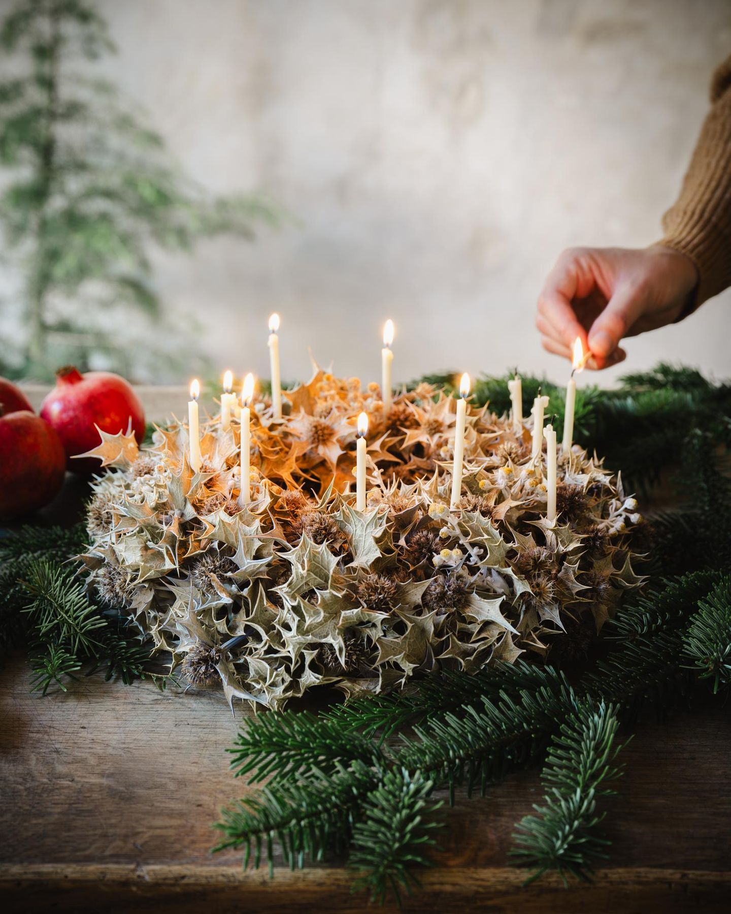 Adventskranz mit Disteln